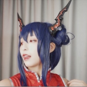 神樂坂真冬女神级Cosplayer，白色丝袜蝴蝶结鹿角，精彩表演令宅男们惊艳！