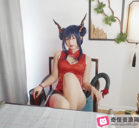 神樂坂真冬女神级Cosplayer，白色丝袜蝴蝶结鹿角，精彩表演令宅男们惊艳！