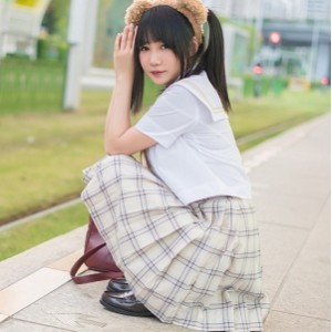 神樂坂真冬女神级Cosplayer，白色丝袜蝴蝶结鹿角，精彩表演令宅男们惊艳！