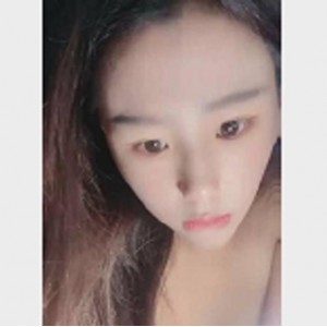 OnlyFans网红JK妹子：棒棒糖、眼罩、颜值高蜜臀，一探究竟！