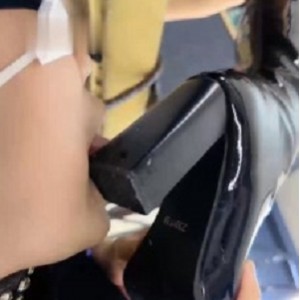 潘妮女王：长靴黑丝踩掐乳鞭打品尝原味脚，720*1280，45分钟