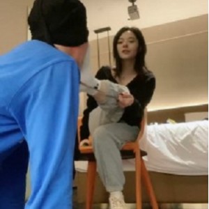 美女逛街被强迫闻舔吃袜子口水30分钟视频BF24627