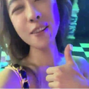 OF网红妹子Chloe：紧致牛仔蜜桃臀诱惑，健身女在上带媚态，小肉肉身材猛男水帘洞征服