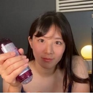 OnlyFans网红妹子obokozu的4V视频，喜欢玩的白人和亚洲女孩，1.9G